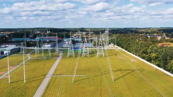 Strømstasjon Med Høyspenningstårn Luftbilde Elektriske Spenningstråder – stockvideo