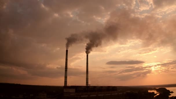 Gün Batımında Fabrika Gaz Tüpleri Fabrika Inşaat Mühendisliği — Stok video