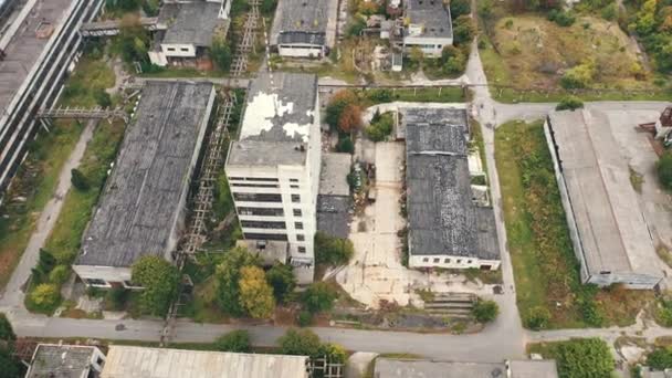 从空中俯瞰被工业摧毁的城市建筑 从上面看被毁和废弃的工厂 — 图库视频影像
