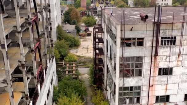 破壊的な放棄された建築物の空中観察 産業破壊された都市の建物 — ストック動画