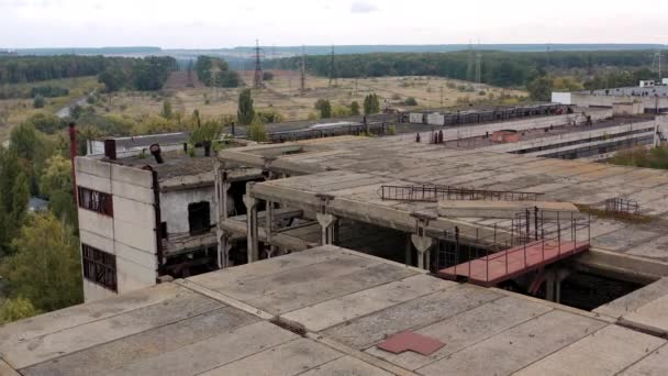 破壊された古い工場のドローンビュー 被害を受けた産業都市の建物 — ストック動画