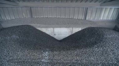 Kimyasal yakıt büyük fabrika deposu. Karanlık tarım teknolojisinin modern tankı.