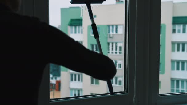 ガラスのクリーニング オシオールの労働者 窓のクリーニング 屋内内部 — ストック動画