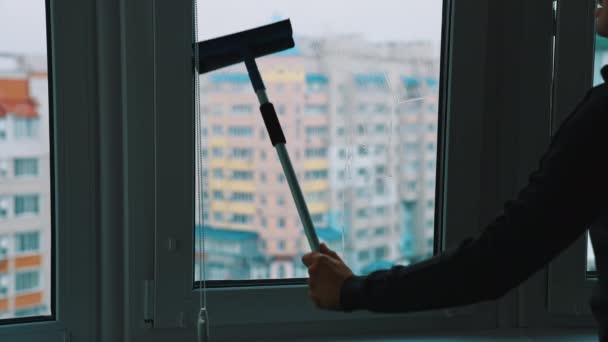 장치로 창문으로 청소기 — 비디오
