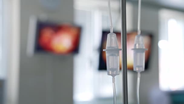 病院の医療機器を運搬する 医療機器のクローズアップビュー — ストック動画