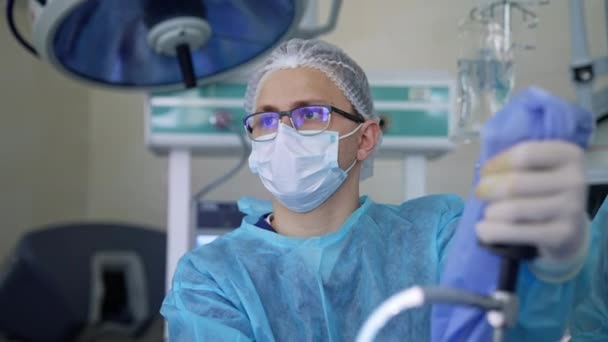 Schöner Professioneller Chirurg Mit Maske Der Der Notaufnahme Arbeitet Neurochirurgische — Stockvideo
