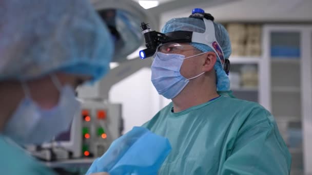 Especialista Cirurgia Que Trabalha Com Cuidados Saúde Paciente Médico Neurocirurgia — Vídeo de Stock