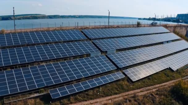 生態学的にクリーンな電気産業 発電機は太陽エネルギーで電気を生成する — ストック動画