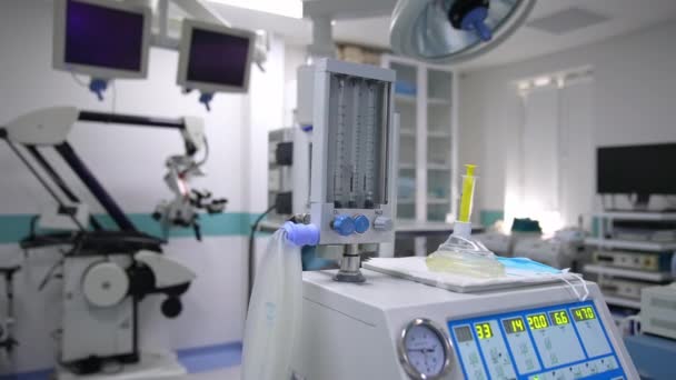 現代的な設備を備えた空のサージェリー緊急ルーム 医療処置のための病院の新しい技術 — ストック動画