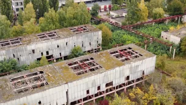 破壊的な放棄された建築物の空中観察 工場は空の建物を破壊しました — ストック動画