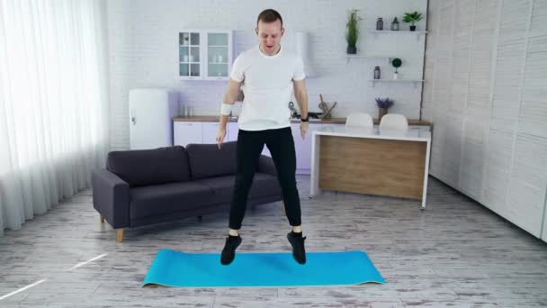 屋内で運動するクォータータン ライフスタイルの強い男は自宅で彼の体をトレーニング — ストック動画