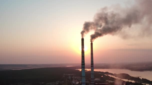 Große Fabrikröhren Rauchen Bei Sonnenuntergang Riesiges Industrielles Ökosmog Gebäude — Stockvideo