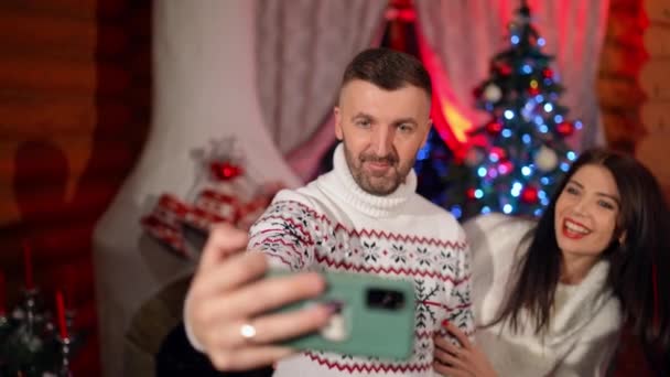 Новый Год Празднует Семейное Селфи Веселые Улыбающиеся Молодые Семейные Рождественские — стоковое видео