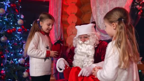 Dzieci Bawiące Się Atrakcyjnym Mikołajem Święty Mikołaj Bawi Się Dziećmi — Wideo stockowe