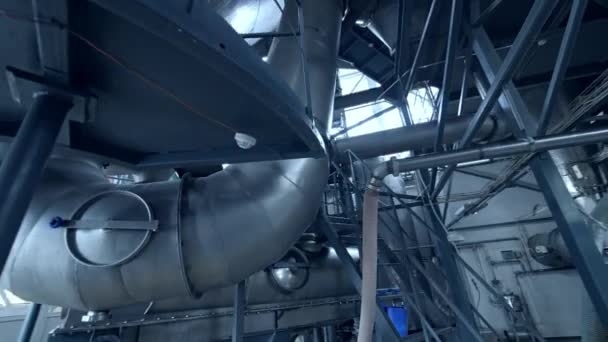 Süt Üretim Fabrikasının Modern Teknolojisi Paslanmaz Günlük Endüstriyel Ekipmanları — Stok video