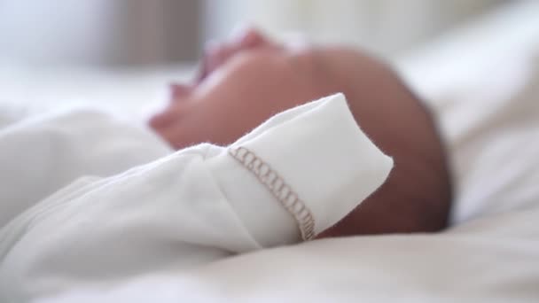 Baby Heller Bluse Wacht Auf Und Grimassen Neugeborenes Baby Weißer — Stockvideo