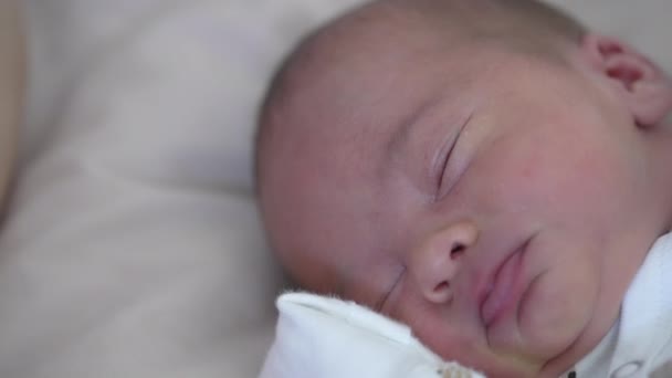小さい赤ん坊が眠っている 小さなかわいい新生児を閉じる — ストック動画