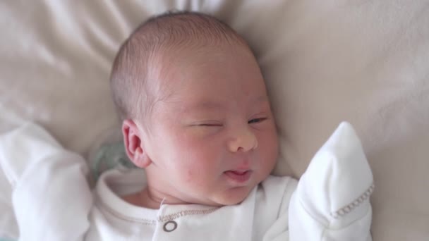 细布小可爱宝宝的近景 漂亮的小宝宝躺在白色的毛毯上 — 图库视频影像