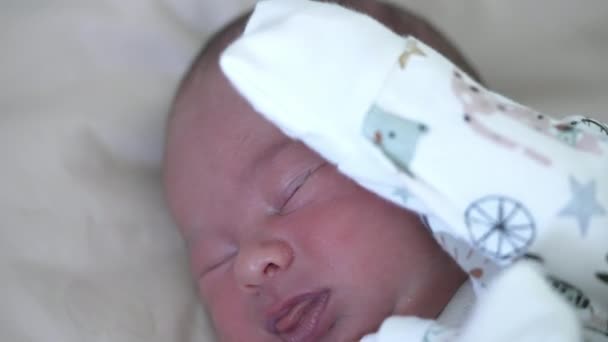 白い布で生まれた小さな新生児の肖像画 背中に横たわっているかわいい幼い子供 — ストック動画
