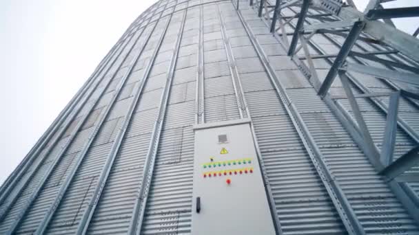 大型不锈钢电梯工业用罐体 大型食品工业钢库 — 图库视频影像