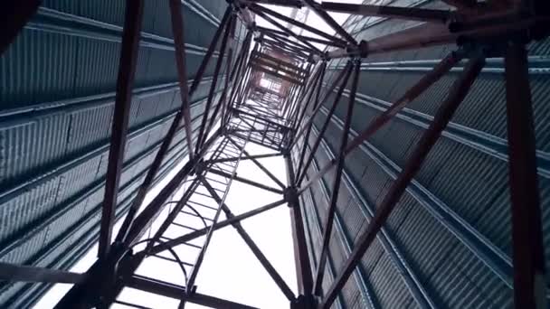 大型工厂电梯的建设 储仓技术贮槽 — 图库视频影像