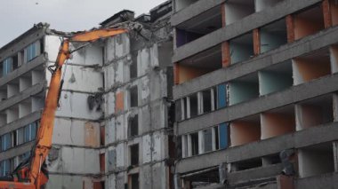 Yıkım kazıcı evi yıkıyor. Makineyle yıkım binası.