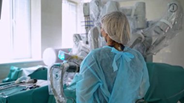 Profesyonel doktorlar ameliyathanede hastanın hayatını kurtarıyor. Hastane koğuşunda çalışan acil ameliyat uzmanları.