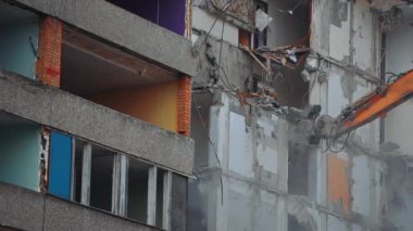 Makinelerle yıkım binası. Yıkım kazı evi yıkılıyor..