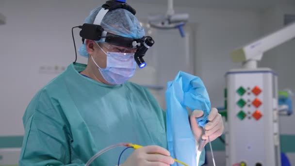 Retrato Cirurgião Profissional Especialista Neurocirurgião Bonito Máscara Que Trabalha Emergência — Vídeo de Stock