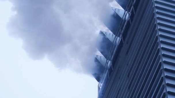 Výtahové Topení Kouří Bílé Obláčky Kouře Moderních Topných Kamen — Stock video