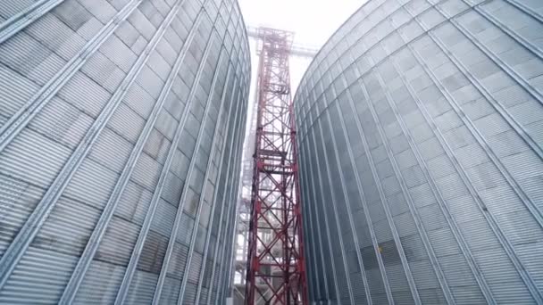 大きい鋼鉄エレベーターの構造貯蔵 産業農業の農業用機器 — ストック動画