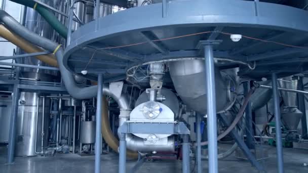 現代食品パイプライン技術 牛乳工場の大きい鋼鉄構造 — ストック動画