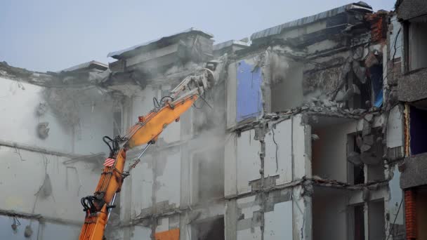 挖掘机摧毁被摧毁的建筑 拆掉那栋旧大房子 — 图库视频影像