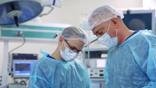 환자를 운영하는 전문가 병동에서 일하는 외과의사 — 비디오