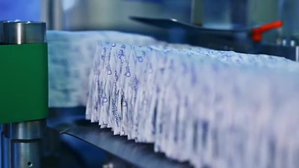 自动制作器的机构 尿布输送机制造厂制造 — 图库视频影像