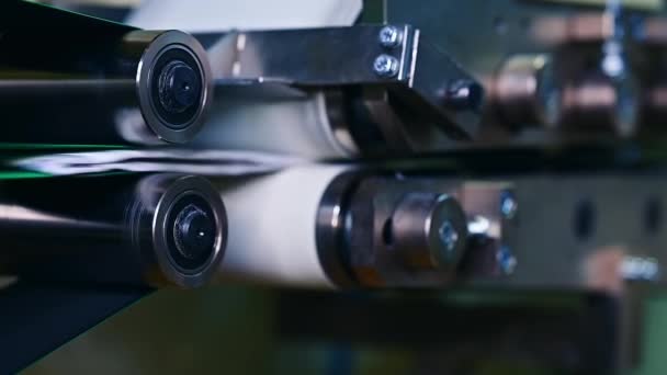 Rotasi Roller Produksi Otomatis Pabrik Teknologi Memproduksi Popok — Stok Video