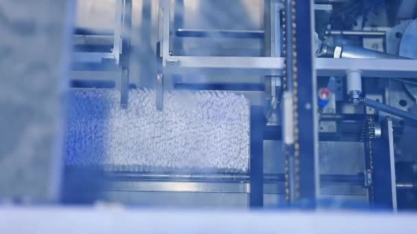 工厂工业制造的帮助者 生产尿布的一大卷纤维素 — 图库视频影像