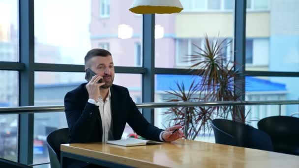 Ofiste Telefonla Çalışan Yakışıklı Bir Adamı Başarılı Patronun Akıllı Telefon — Stok video
