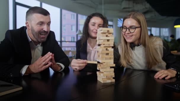 Unternehmen Die Jenga Spielen Glückliche Junge Leute Haben Spaß Bei — Stockvideo