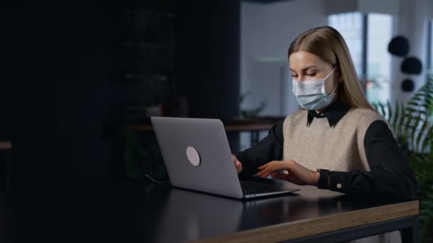 Bizneswoman Masce Pracująca Laptopem Wolny Strzelec Kwarantanny Pracujący Miejscu Pracy — Wideo stockowe