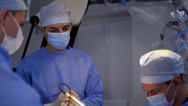 外科专家进行手术治疗 急诊室的神经外科医生工作组 — 图库视频影像