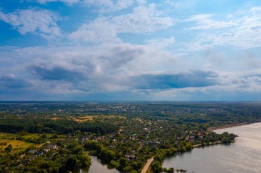 Kıyıdaki nehir ve köyle güzel bir manzara
