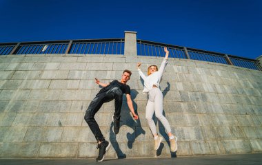 Genç bir çift sokakta dans ediyor.