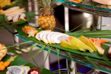 çeşitli tropikal meyveler