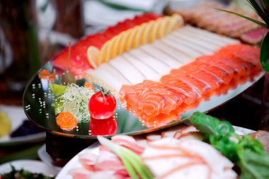 Suşi ve sashimi tabakta.