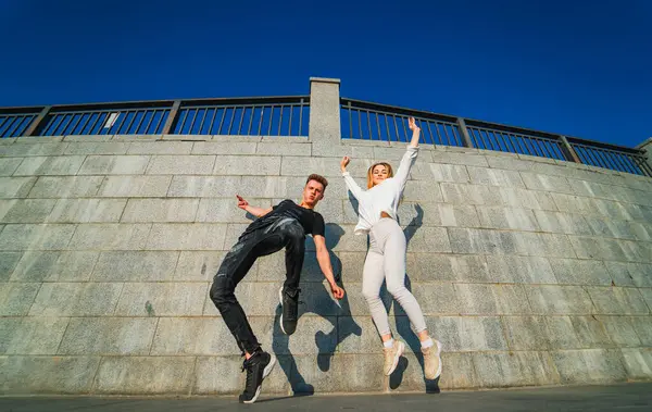 Genç bir çift sokakta dans ediyor.