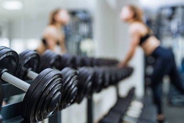 Genç kadın spor salonunda ağırlık kaldırma