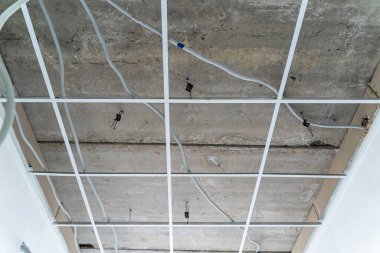 Binada elektrik kabloları ve borular var.