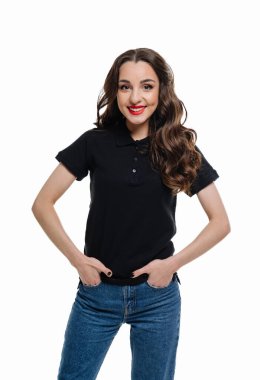 Güzel genç kız siyah tişört ve beyaz kot pantolon giyiyor. 