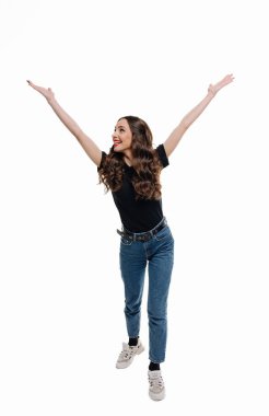 Yükselen neşeli genç bir kadının uzun bir portresi.